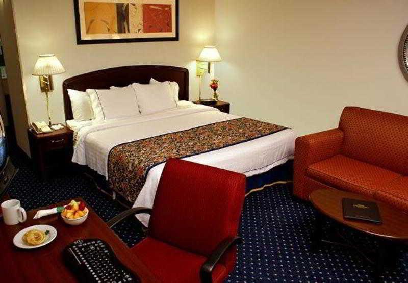 Spark By Hilton Birmingham Colonnade Room photo